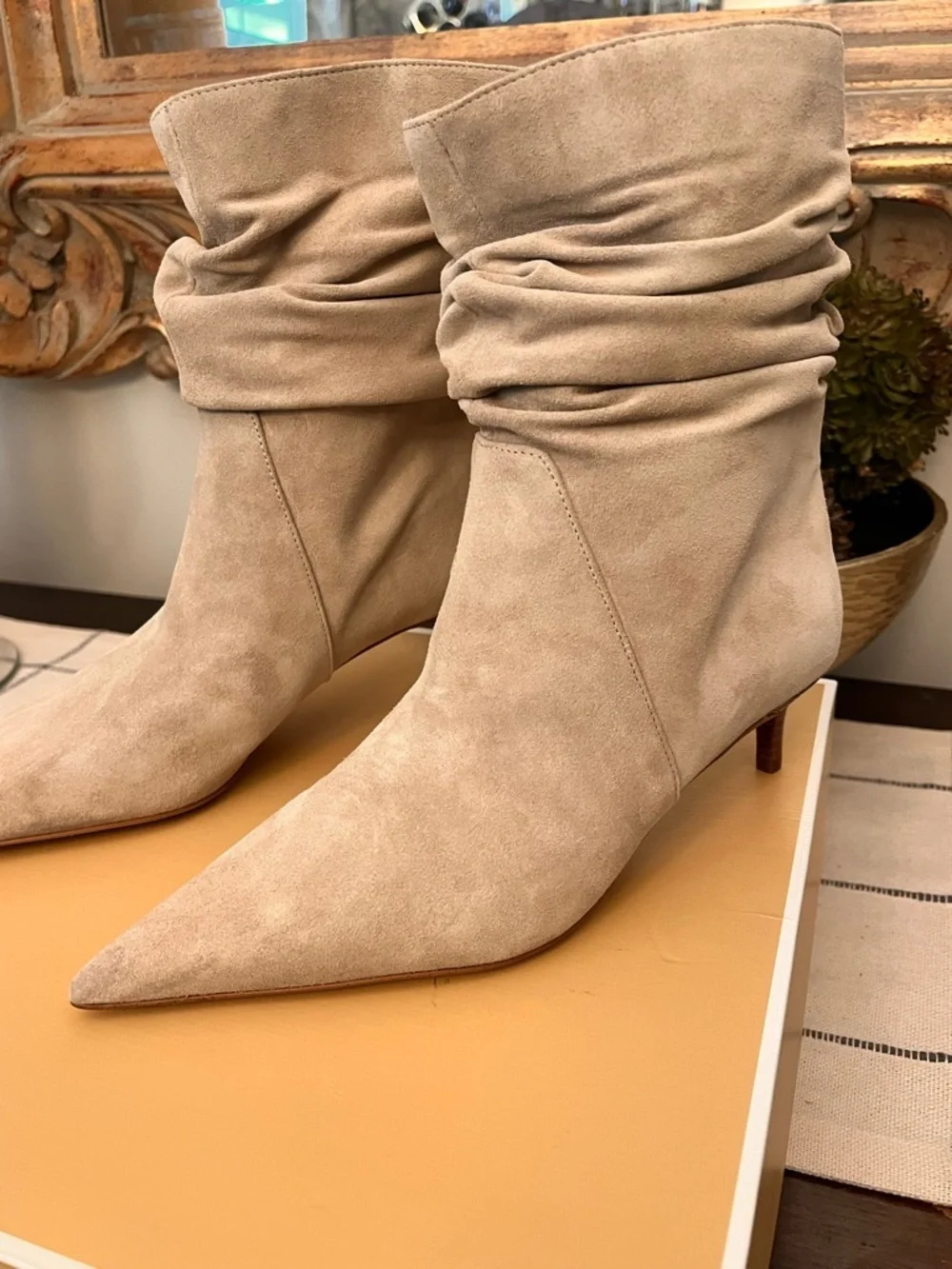NIB Michael Kors Size 8 Slouchy Pointed-Toe Suede Ankle Boots Beige Modern Sexy